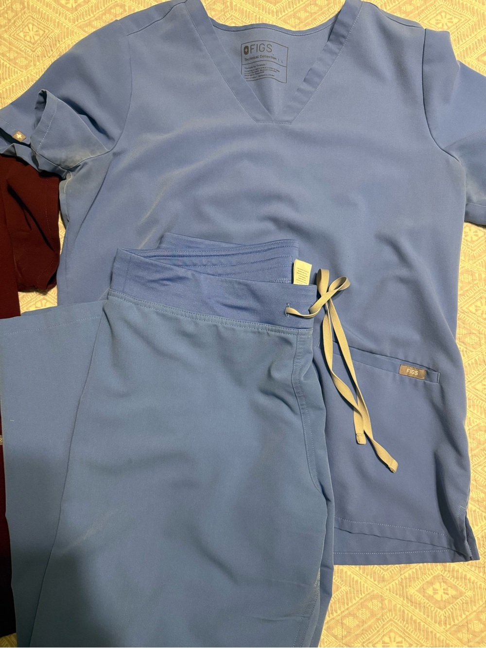 2 sets of women’s Figs scrubs - Picture 3 of 3